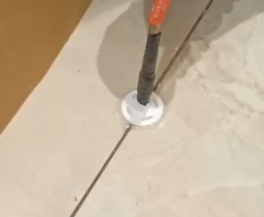 通河瓷砖空鼓维修公司专业解答瓷砖在铺贴过程中，如果没有涂抹均匀到位的粘结材料（如水泥砂浆或瓷砖胶），可能会导致以下问题