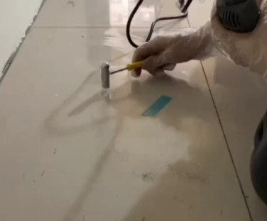 通河瓷砖开裂维修公司专业分享瓷砖在铺贴前如果没有沥干水分，将会导致以下问题