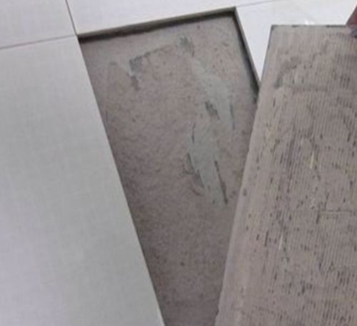 通河瓷砖空鼓维修公司分享瓷砖铺贴时如果打浆（即涂抹在瓷砖背面和基层上的砂浆或瓷砖胶）过少，会带来以下问题